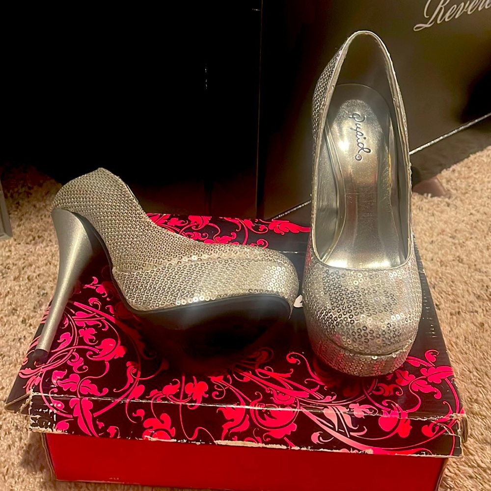 Quips Silver Satin, size 7 1/2, only worn 3 times.